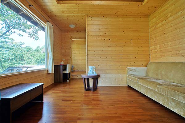 獨立雙人房木屋，有小客廳，休息時較不易收干擾。